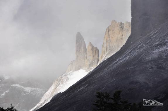 Deixando o Valle del Frances, uma última olhada nas montanhas atrás de nós, no parque nacional Torres del Paine, no sul do Chile